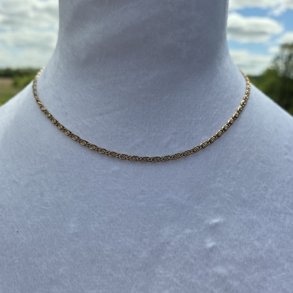 18. Elegant Gold Necklace - Picture 3 of 8